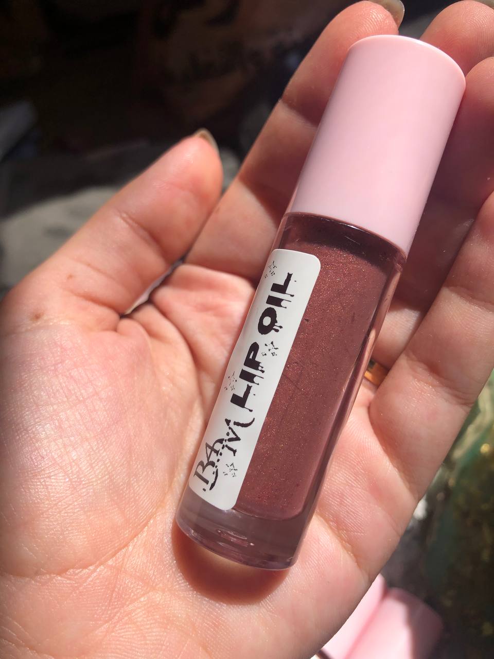 B4M Lip Gloss في اليد