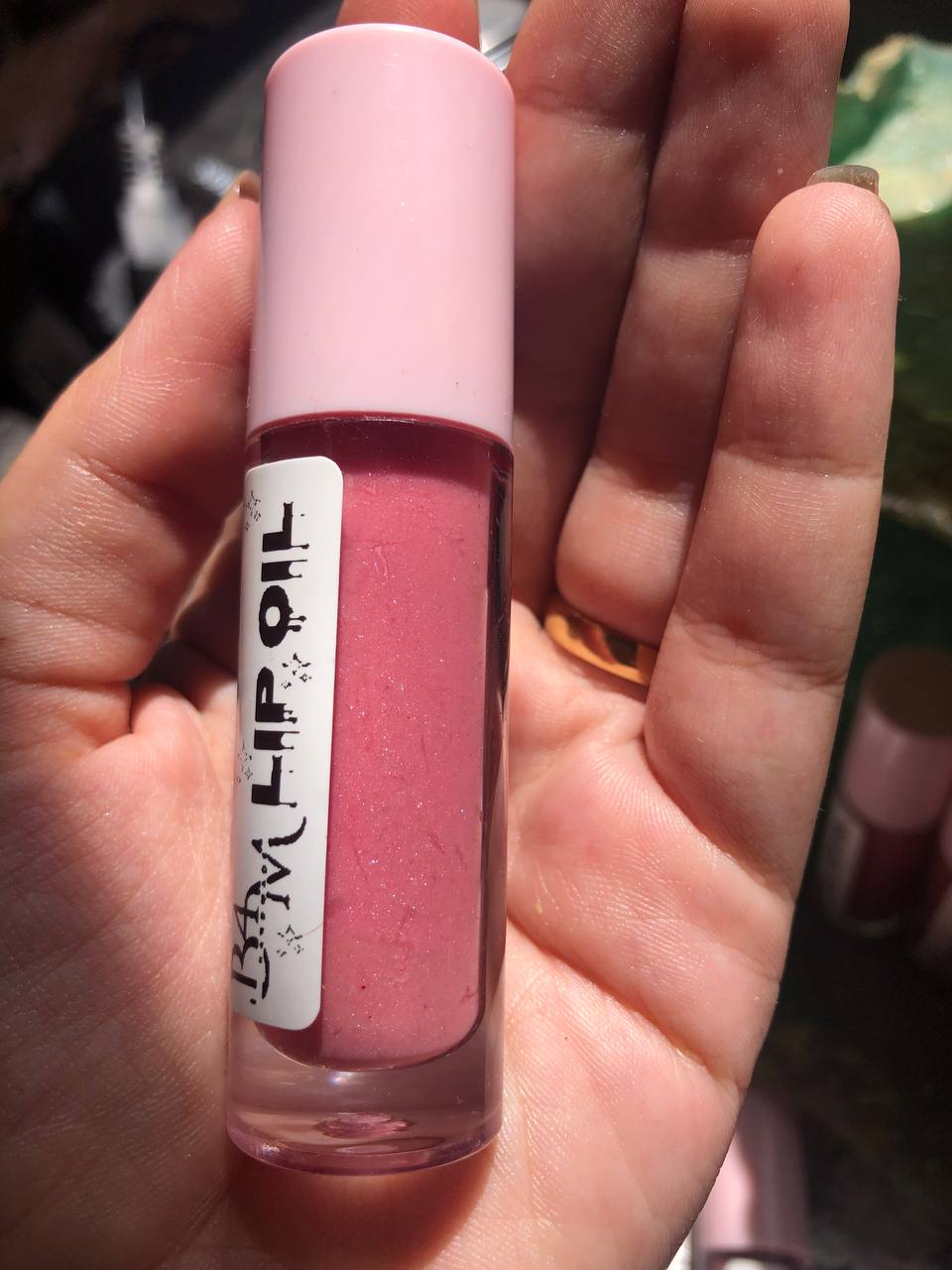 B4M Lip Oil في اليد