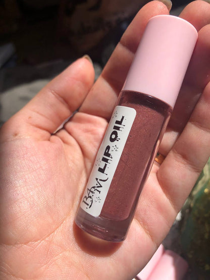 B4M Lip Gloss في اليد